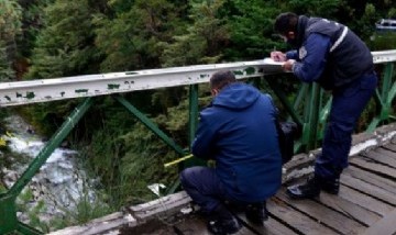 Misterioso hecho en Bariloche: una joven murió al caer de un puente e investigan si se estaba sacando una selfie