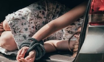 Una adolescente de 16 años fue secuestrada y se tiró de un auto en movimiento para escapar