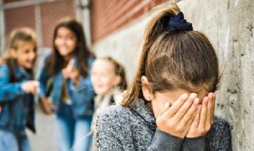 Una madre obligó a su hijo a disculparse con la compañera a la que le hizo bullying