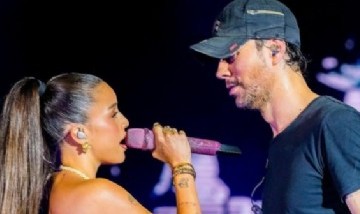Video: el incómodo momento de Emilia Mernes con Enrique Iglesias que se viralizó en redes