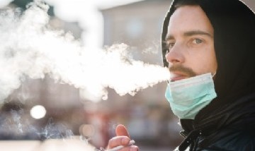 El cigarrillo y el vapeo entre los principales factores de riesgo de coronavirus