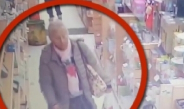 Señora se roba un termo entre sus piernas