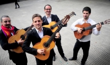 Rodrigo de la Serna tocó en el subte con su banda
