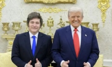 Javier Milei hizo 22 viajes en dos años, pero asegura que odia viajar porque "extraña a Conan"