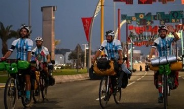 Tres argentinos viajaron a Qatar en bicicleta para ver al seleccionado en el Mundial