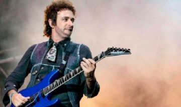 A seis años de la muerte de Gustavo Cerati, su familia publicó un manuscrito de "Tracción a sangre"