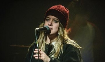 Quién es Cata Carpena, la joven artista que combina reflexión, sinceridad y rock en su música