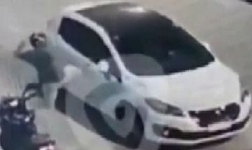 Atacó a golpes a su ex novia y le destrozó el auto a patadas