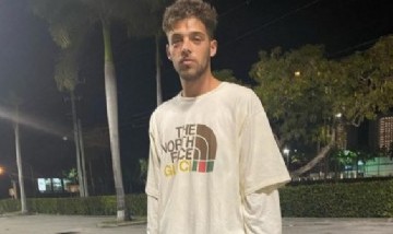 Santi Maratea marca tendencia en las redes sociales con su cartera en forma de "cajita feliz"