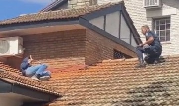 Video: Volvió de fiesta, se quedó dormido en el techo de una casa ajena y lo despertó la policía