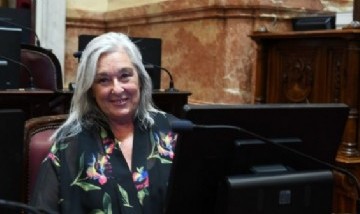 Video: Senadora macrista reclamó que no abrían los cajeros automáticos, pero pasaba la tarjeta al revés