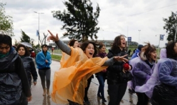 Miles de mujeres copan La Plata a pesar del diluvio