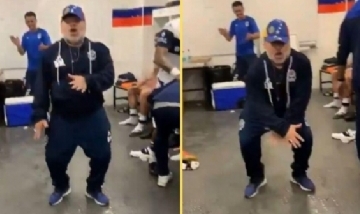 Salió el muñeco de Diego Maradona bailando