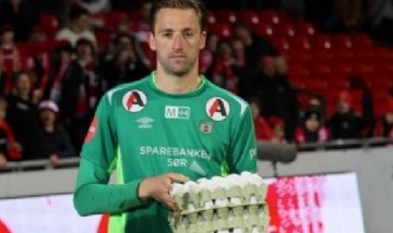 Insólito: Un arquero recibió 4 maples de huevos como premio al mejor del partido