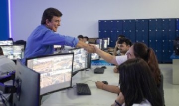 Espinoza otorgó un bono de 300 mil pesos a trabajadores municipales de La Matanza por fin de año