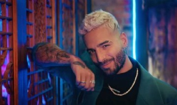 ¿Se emborrachó Maluma?: Mirá como cayó desplomado en el piso mientras bailaba