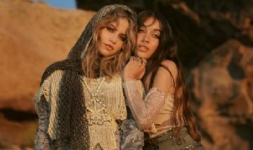 María Becerra presentó Marte con la participación de Sofía Reyes