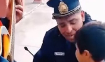 Un nene no vidente le pidió a un policía que cantara la canción que le cantaba su abuela