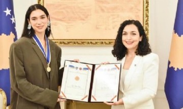 La cantante británica Dua Lipa fue nombrada embajadora de honor de Kosov
