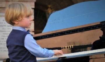 "El pequeño Mozart": un niño de solo 5 años sorprendió a todos con el piano