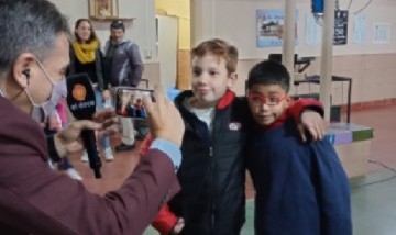 Un nene inició una colecta para comprarle lentes a su amigo: "Tiene unos atados con alambre"