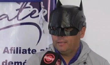 ¿Alianza con la Liga de la Justicia? De día es candidato a intendente de Milei, de noche es Batman
