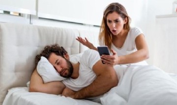 Más de la mitad de las personas espía el celular de su pareja: cómo saber si revisaron el tuyo