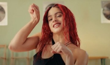 Rosalía al rojo vivo: la cantante cambió el look de su melena para un nuevo videoclip