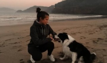 Oddie y su dueña paseando por Galicia, España.