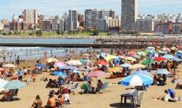 Mar del Plata celebra sus 150 años con música, desfiles, alfajores y una torta gigante