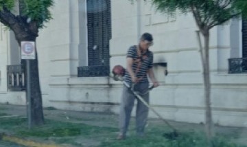 El intendente de Saavedra cortó el pasto en medio de un paro de municipales