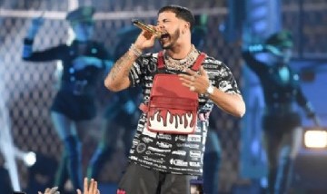 El particular pedido de una fan y la graciosa reacción de Anuel AA