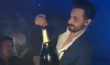 Compró el champagne más caro para su cumpleaños pero el momento no salió como lo planeó