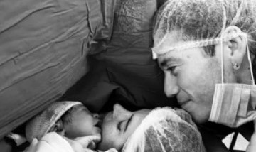 Paulo Londra presentó a Justina, su tercera hija, con una foto junto a la recién nacida