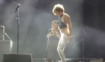 Insólito: Una cantante orinó en la cara de un fan en el medio de un show