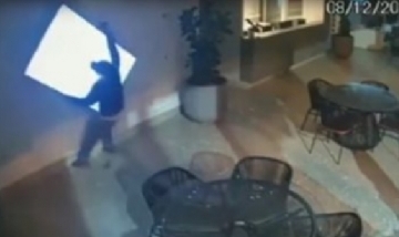 Delincuentes intentaron robar un televisor y protagonizaron un blooper