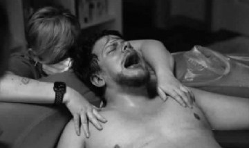 Viral: papá trans grabó el momento en que dio a luz a su hijo en la bañera