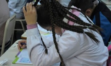 Le escribió una carta a la directora del colegio para denunciar que su madre sufre de violencia de género