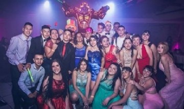 Yesy y sus compañeros de curso de festejo en Mar del Plata.