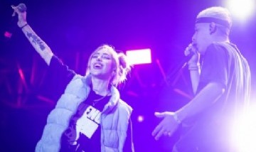 Nicki Nicole subió a cantar un tema con Trueno en Cosquín Rock 2022