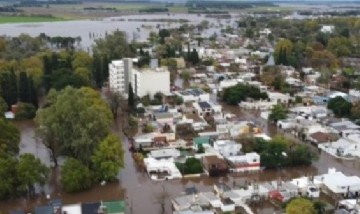 Impactantes imágenes de la inundación en Salto: "Estamos comenzando a dimensionar la magnitud del desastre"