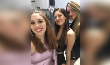 Clara y sus amigas recorriendo la noche en Rosario, Santa Fe.