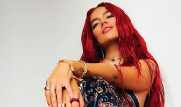 Fue a ver a Karol G y tuvo un bebé en pleno recital: el emotivo gesto de la cantante