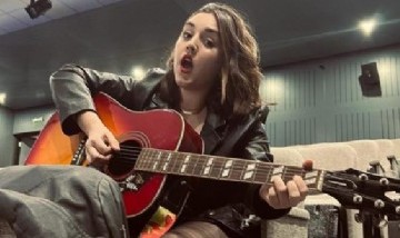 July Abril lanza su nuevo single "Dejarte atrás": "es una canción a corazón abierto"