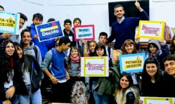 Jóvenes junto a Nazareno La Gamba, coordinador del FR. Baradero, Buenos Aires.