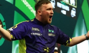 Lo apodan el "Messi de los dardos", es el campeón mundial más joven de la historia