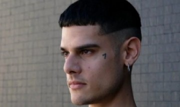 Video: El cantante Ca7riel llamó a reflexionar sobre la salud y educación pública