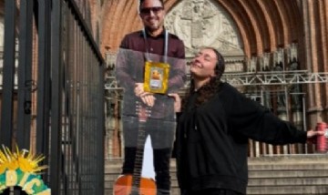 Emiliano Brancciari respondió a una egresada que celebró su título con una figura tamaño real del cantante