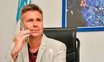 Canals superó las 100 cuadras pavimentadas y Edgar Bruno lo celebró bailando con trabajadores municipales