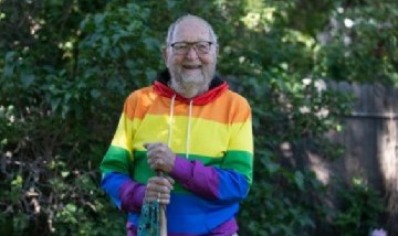 Abuelo de 90 años de edad se decidió a confesar que era gay por Facebook